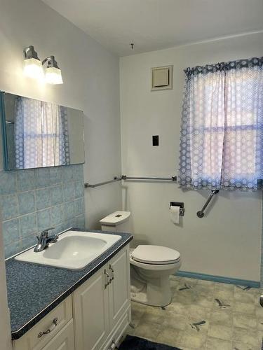 2015 7 Avenue South, Lethbridge, AB - Indoor Photo Showing Bathroom