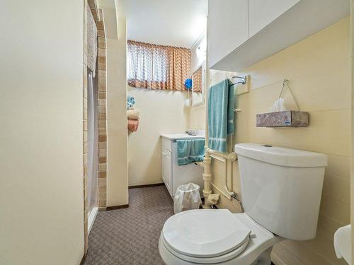 2015 7 Avenue South, Lethbridge, AB - Indoor Photo Showing Bathroom