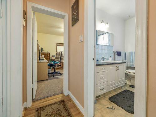 2015 7 Avenue South, Lethbridge, AB - Indoor Photo Showing Bathroom