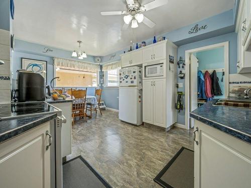 2015 7 Avenue South, Lethbridge, AB - Indoor Photo Showing Kitchen