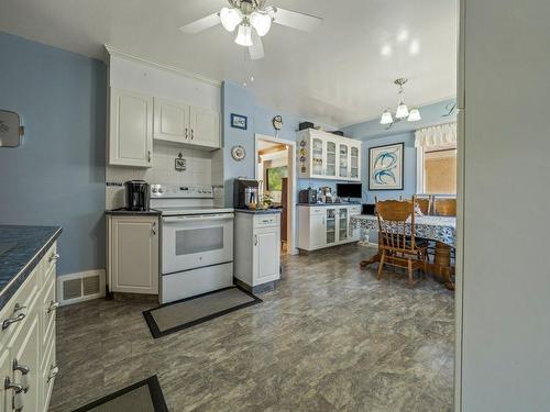 2015 7 Avenue South, Lethbridge, AB - Indoor Photo Showing Kitchen