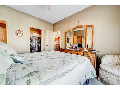 5-150 Fairmont Road South, Lethbridge, AB - Indoor Photo Showing Bedroom