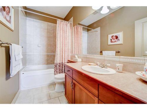 5-150 Fairmont Road South, Lethbridge, AB - Indoor Photo Showing Bathroom