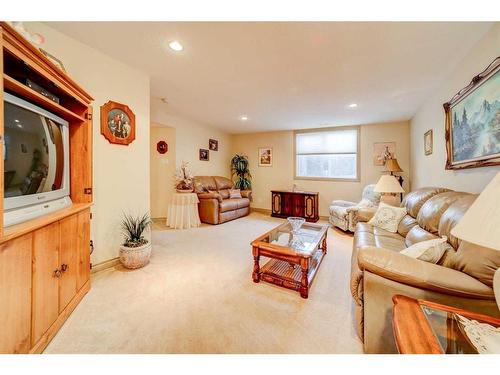 5-150 Fairmont Road South, Lethbridge, AB - Indoor Photo Showing Living Room