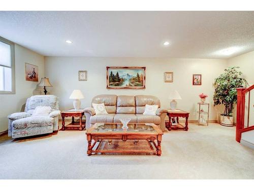 5-150 Fairmont Road South, Lethbridge, AB - Indoor Photo Showing Living Room