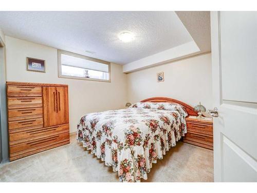 5-150 Fairmont Road South, Lethbridge, AB - Indoor Photo Showing Bedroom