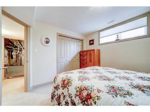 5-150 Fairmont Road South, Lethbridge, AB - Indoor Photo Showing Bedroom