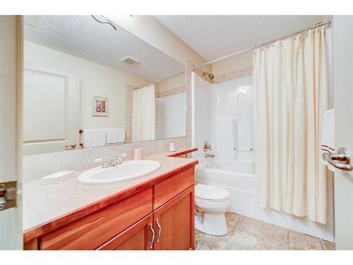 5-150 Fairmont Road South, Lethbridge, AB - Indoor Photo Showing Bathroom