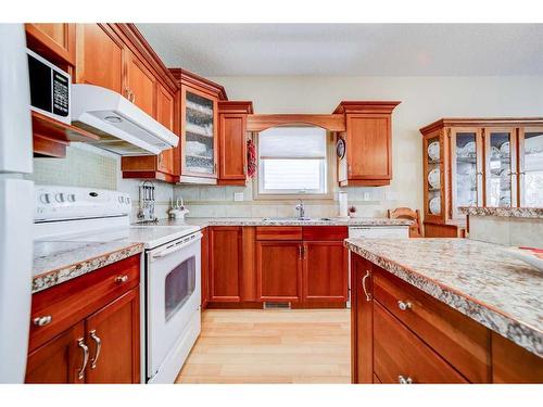 5-150 Fairmont Road South, Lethbridge, AB - Indoor Photo Showing Kitchen With Double Sink