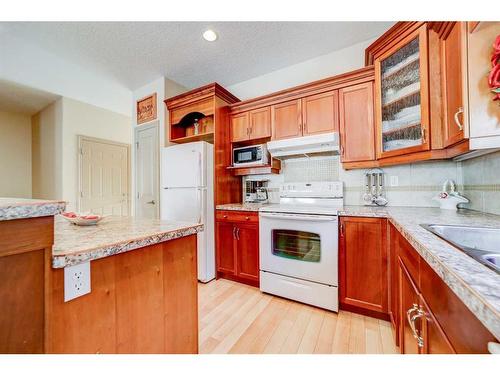 5-150 Fairmont Road South, Lethbridge, AB - Indoor Photo Showing Kitchen