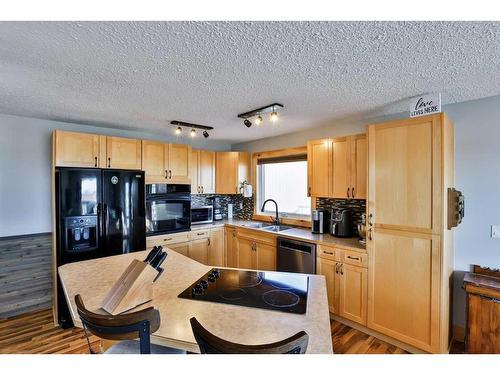 152081 Range Road 222, Champion, AB - Indoor Photo Showing Kitchen With Double Sink