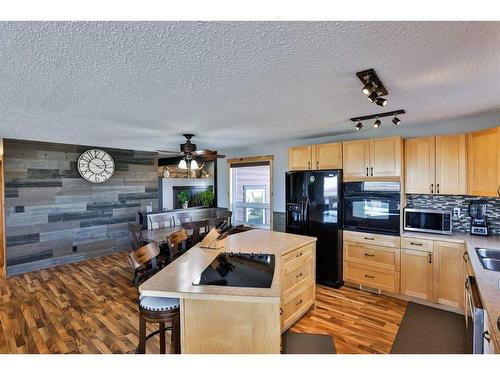 152081 Range Road 222, Champion, AB - Indoor Photo Showing Kitchen With Double Sink