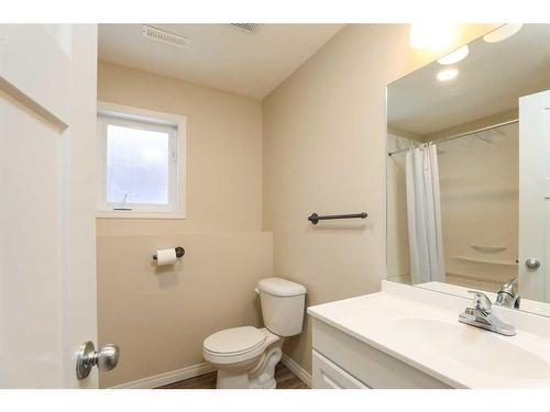 761 Red Crow Boulevard West, Lethbridge, AB - Indoor Photo Showing Bathroom