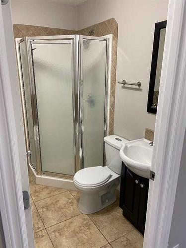 1415 Lakemount Boulevard South, Lethbridge, AB - Indoor Photo Showing Bathroom