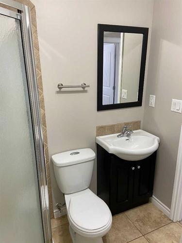 1415 Lakemount Boulevard South, Lethbridge, AB - Indoor Photo Showing Bathroom