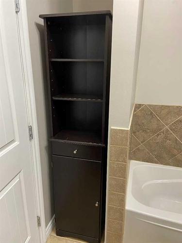 1415 Lakemount Boulevard South, Lethbridge, AB - Indoor Photo Showing Bathroom