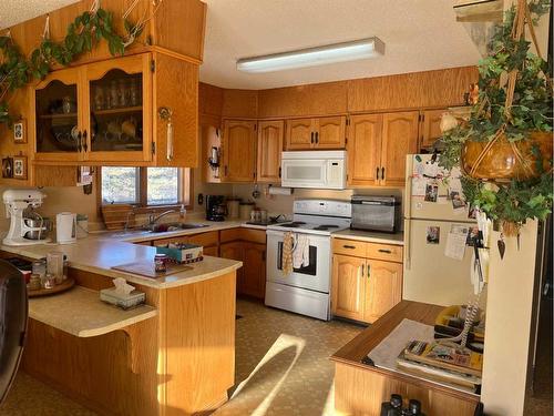 214015 Township Road 52, Rural Cardston County, AB - Indoor Photo Showing Kitchen With Double Sink