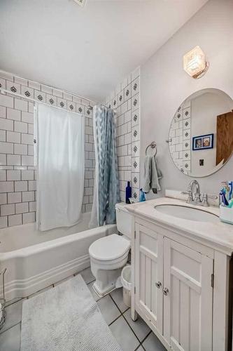 521 10 Street North, Lethbridge, AB - Indoor Photo Showing Bathroom