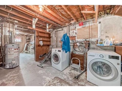 521 10 Street North, Lethbridge, AB - Indoor Photo Showing Laundry Room