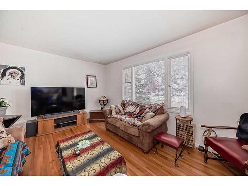 521 10 Street North, Lethbridge, AB - Indoor Photo Showing Living Room