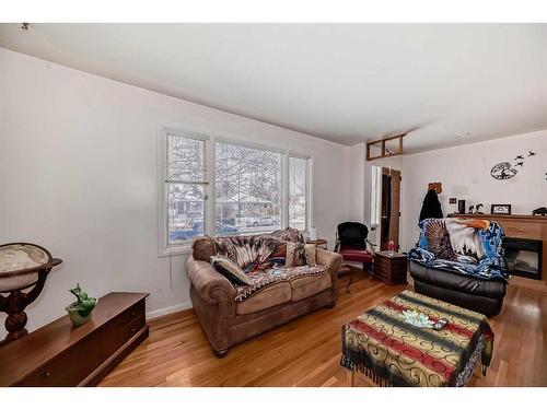 521 10 Street North, Lethbridge, AB - Indoor Photo Showing Living Room