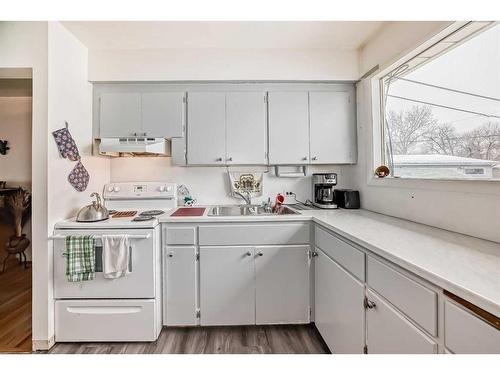 521 10 Street North, Lethbridge, AB - Indoor Photo Showing Kitchen