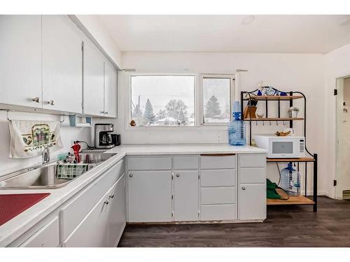 521 10 Street North, Lethbridge, AB - Indoor Photo Showing Kitchen