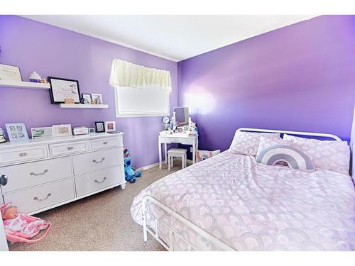 415 Haru Moriyama Place North, Lethbridge, AB - Indoor Photo Showing Bedroom