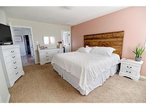 415 Haru Moriyama Place North, Lethbridge, AB - Indoor Photo Showing Bedroom