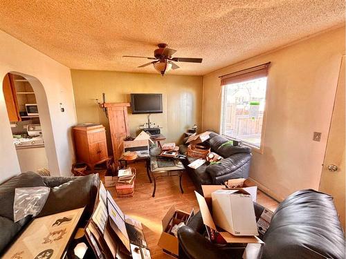 211 2 Street North, Vulcan, AB - Indoor Photo Showing Living Room