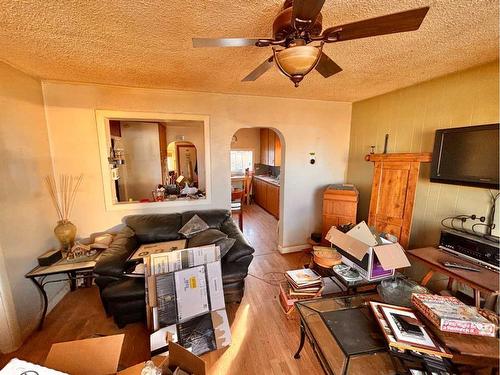 211 2 Street North, Vulcan, AB - Indoor Photo Showing Living Room