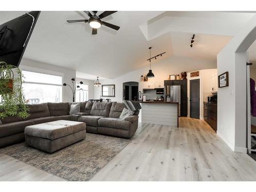 106 Bonavista Drive, Rural Lethbridge County, AB - Indoor Photo Showing Living Room