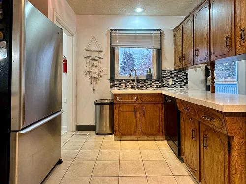 815 13 Street South, Lethbridge, AB - Indoor Photo Showing Kitchen