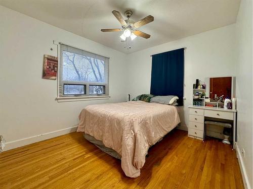 815 13 Street South, Lethbridge, AB - Indoor Photo Showing Bedroom