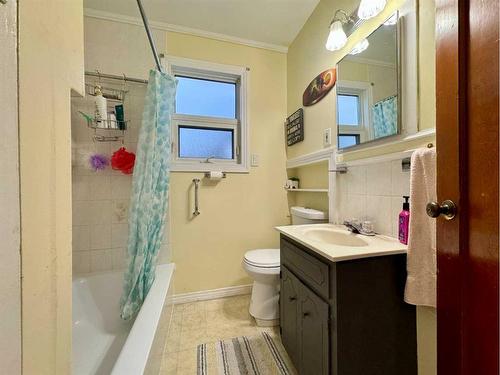 815 13 Street South, Lethbridge, AB - Indoor Photo Showing Bathroom