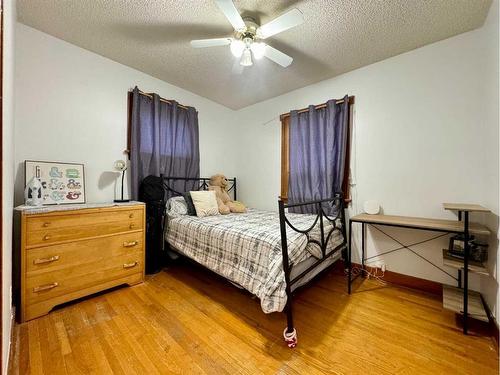 815 13 Street South, Lethbridge, AB - Indoor Photo Showing Bedroom