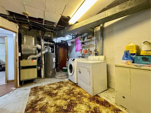 815 13 Street South, Lethbridge, AB - Indoor Photo Showing Laundry Room