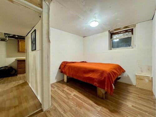 815 13 Street South, Lethbridge, AB - Indoor Photo Showing Bedroom