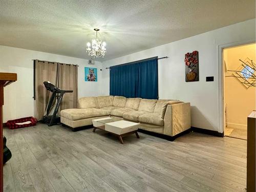 815 13 Street South, Lethbridge, AB - Indoor Photo Showing Other Room