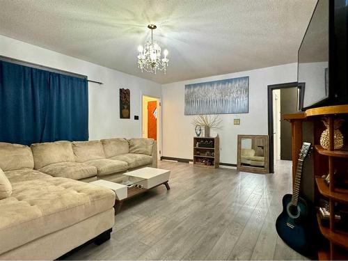 815 13 Street South, Lethbridge, AB - Indoor Photo Showing Living Room