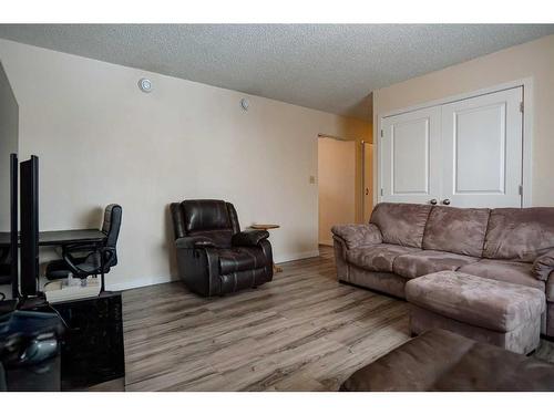 56 Trent Road West, Lethbridge, AB - Indoor Photo Showing Living Room