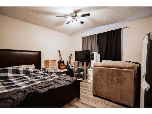 56 Trent Road West, Lethbridge, AB - Indoor Photo Showing Bedroom