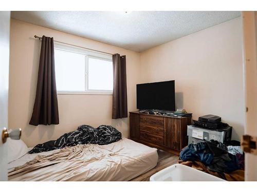 56 Trent Road West, Lethbridge, AB - Indoor Photo Showing Bedroom