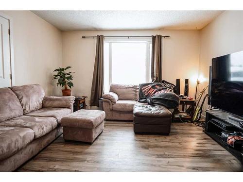 56 Trent Road West, Lethbridge, AB - Indoor Photo Showing Living Room