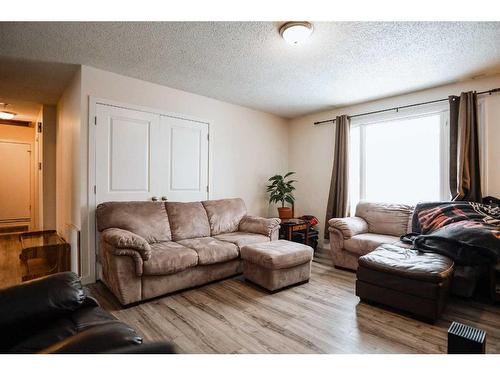 56 Trent Road West, Lethbridge, AB - Indoor Photo Showing Living Room