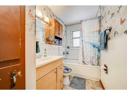 924 7 Street North, Lethbridge, AB - Indoor Photo Showing Bathroom