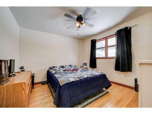 924 7 Street North, Lethbridge, AB - Indoor Photo Showing Bedroom