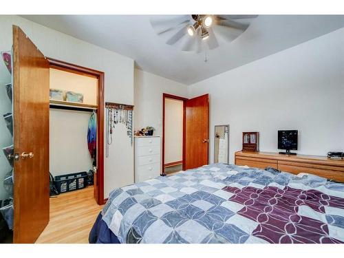 924 7 Street North, Lethbridge, AB - Indoor Photo Showing Bedroom