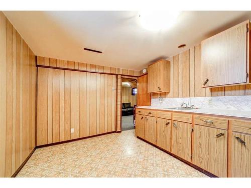 924 7 Street North, Lethbridge, AB - Indoor Photo Showing Kitchen