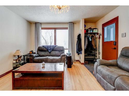 924 7 Street North, Lethbridge, AB - Indoor Photo Showing Living Room